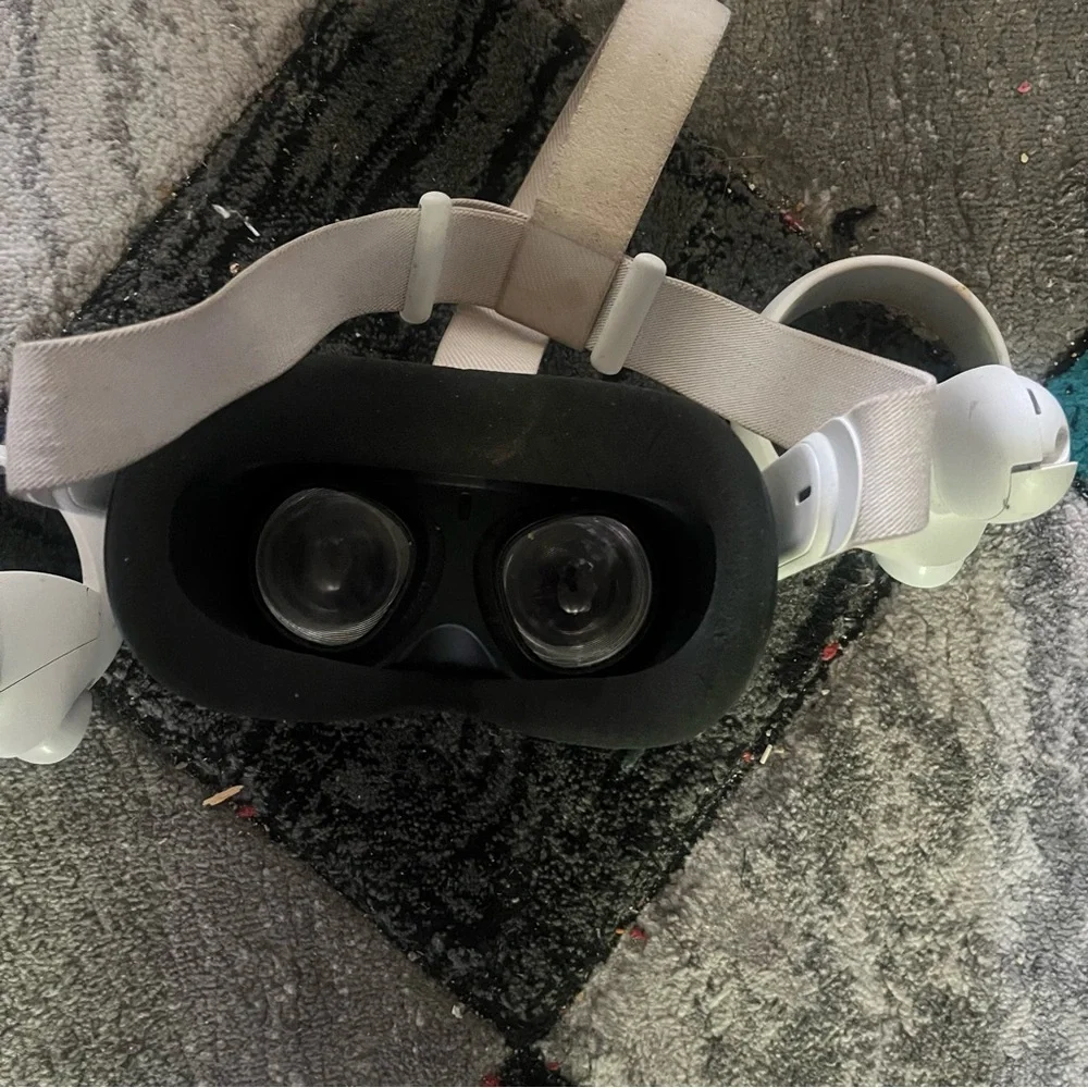 Quest 2 Standalone VR Headset White with Touch Controllers